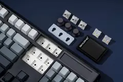 Show photo: Hot-swappable knob modules and the magnetic detachable screen